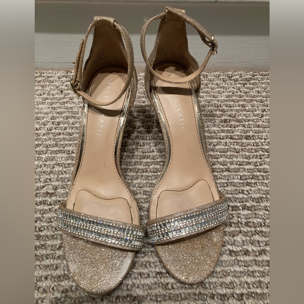 Kelly and Katie Size 7 Gold Sparkle 2” Heel